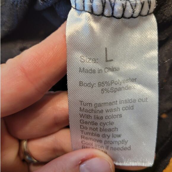 Daisy Fuentes Women’s Floral Cutout Black V-Neck Flutter Sleeve Top L EUC - Picture 6 of 7